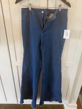 Boutique NWT size-lg Women’s Dark Blue Bellbottm Jeans with frayed bottoms